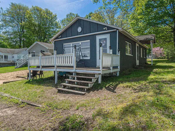 47368 Woodland Dr, Bangor, MI 49013