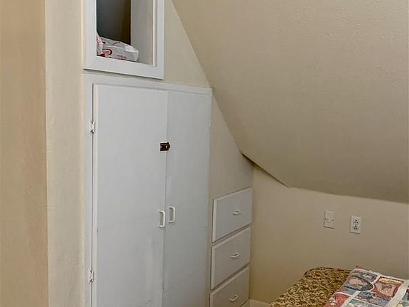 4th image of 125 Garrett Ln