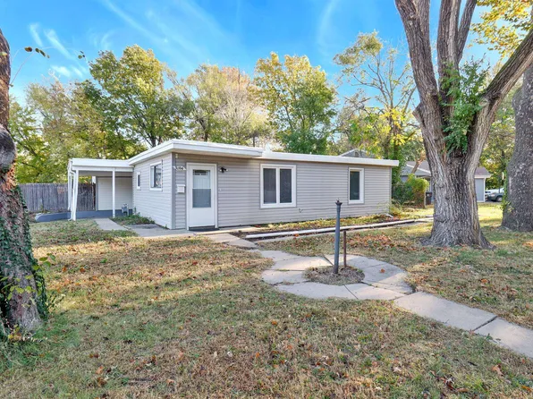 3104 E Glen Oaks Dr, Wichita, KS 67216