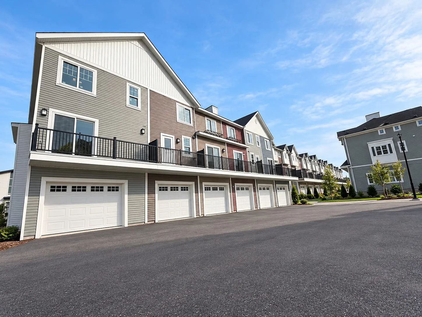 3 bed, 2.5 bath, 1315 sqft, $1,995 — Photo 2