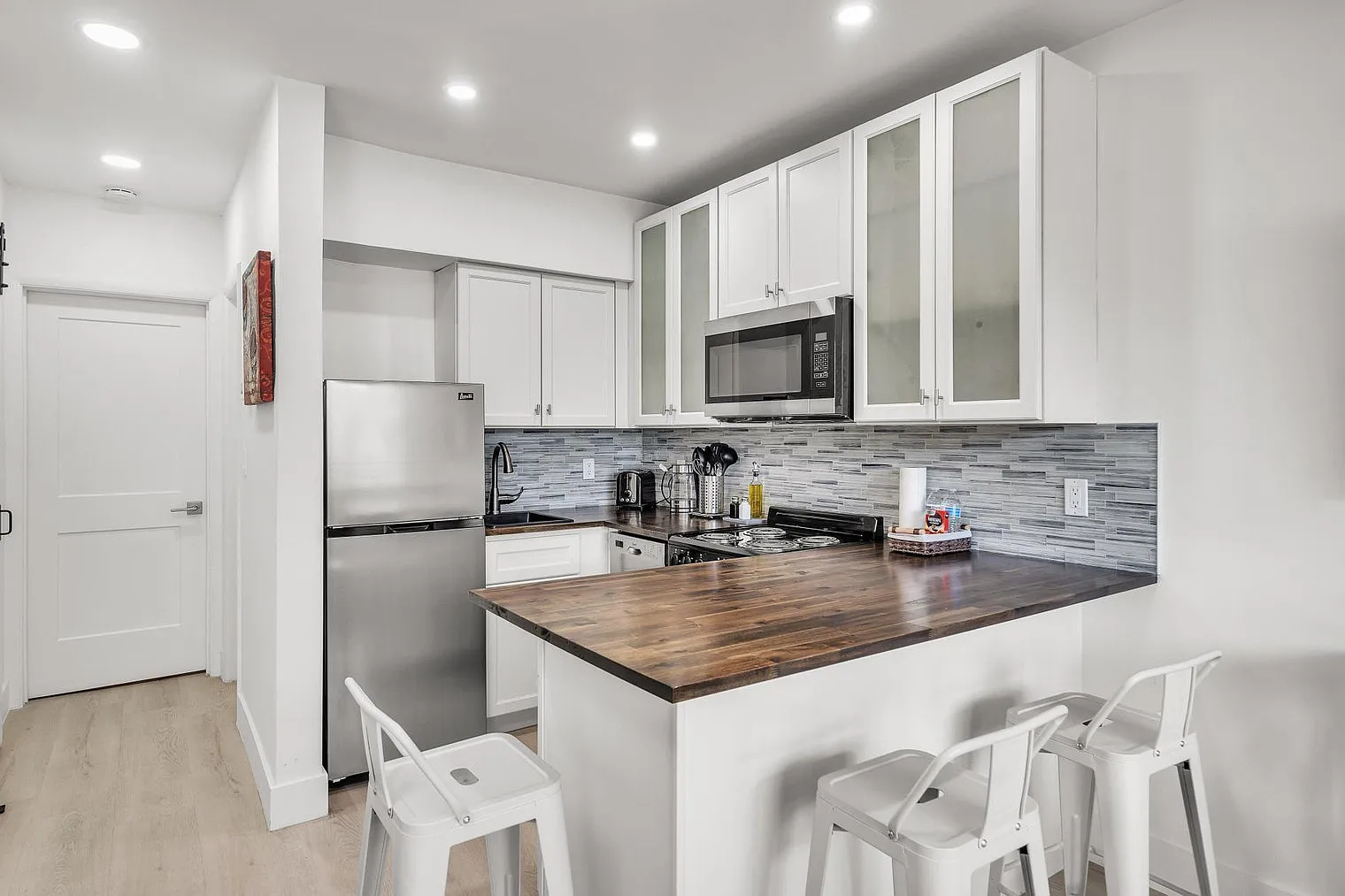 1 bed, 1.0 bath, $2,042 — Photo 3