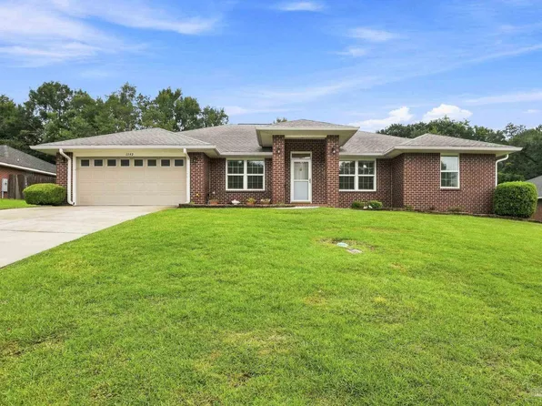 1542 Pelican Point Dr, Cantonment, FL 32533