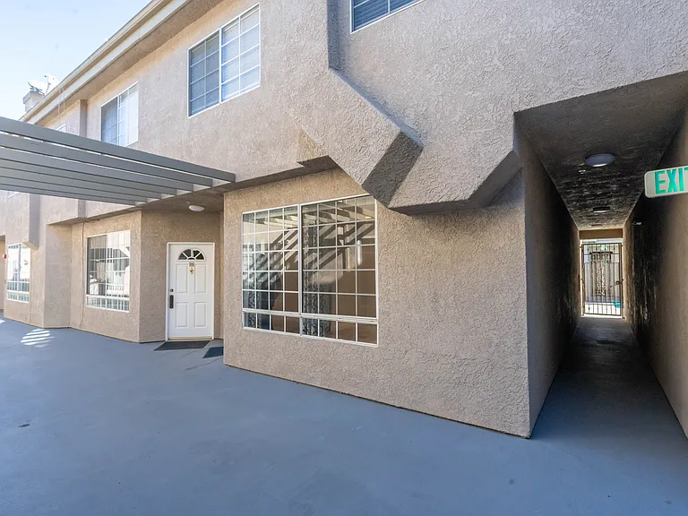 18347 Saticoy St #28 — Photo 21