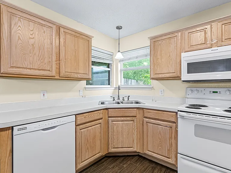 412 Dakota Dr — Photo 9