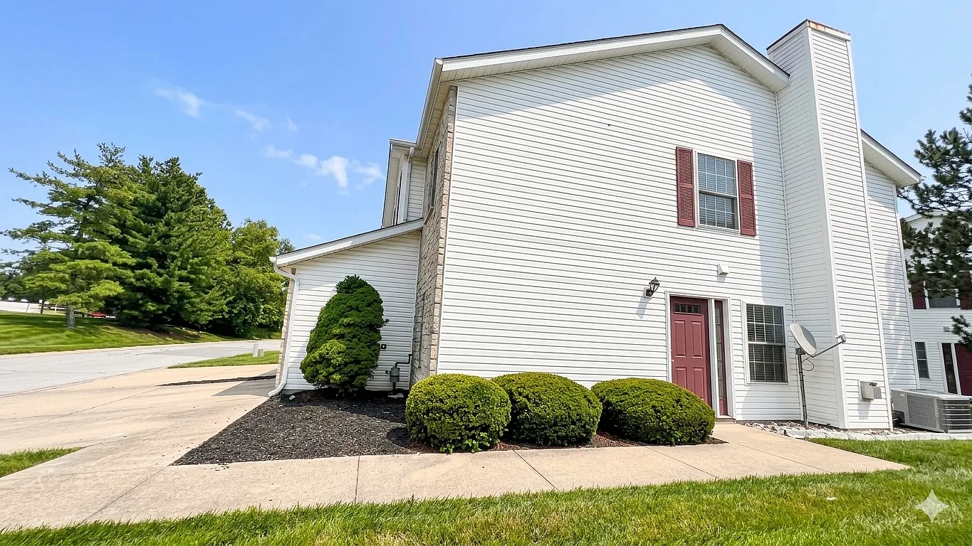 3590 S Oaklawn Cir — Photo 2