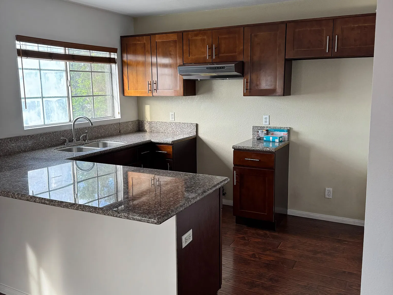 3 bed, 1100 sqft, $2,900 — Photo 3