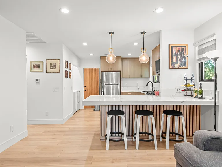 3007 S Hobart Blvd — Photo 12
