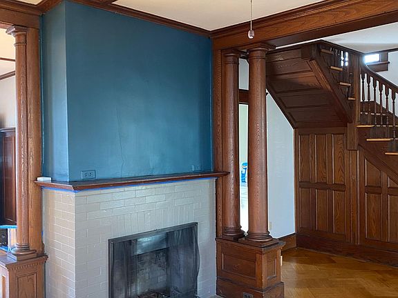 Gas-burning fireplace in LR