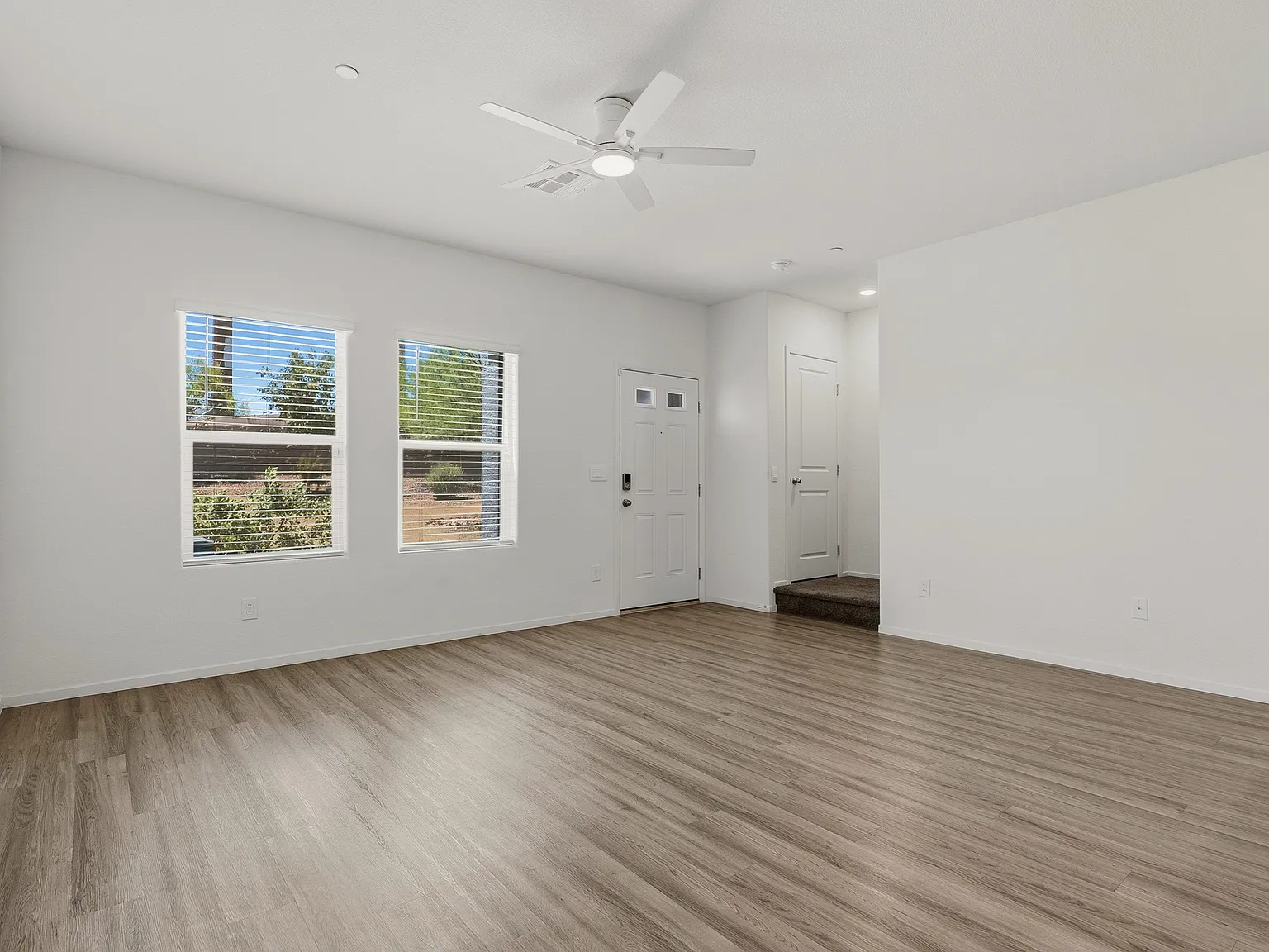 Modern 3-Bedroom Townhome for Rent ? 503 Blue Ridge Cove Ct, Henderson — Photo 4