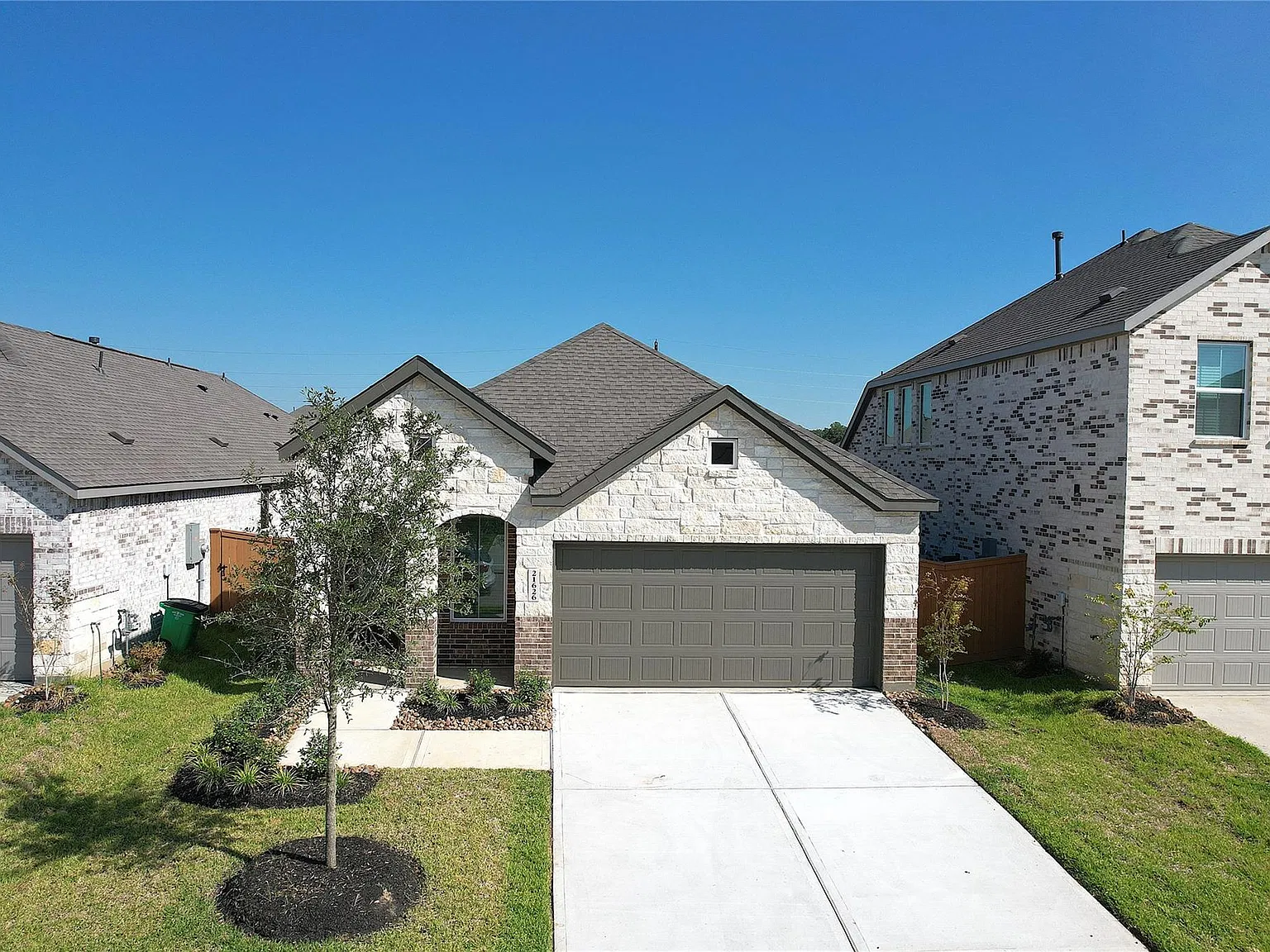4 bed, 3.0 bath, 1868 sqft, $2,300 — Photo 3