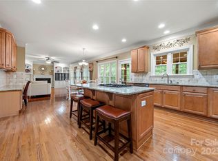 304 Inland Cove Ct, Lake Wylie, SC 29710