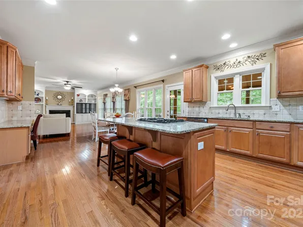 304 Inland Cove Ct, Lake Wylie, SC 29710