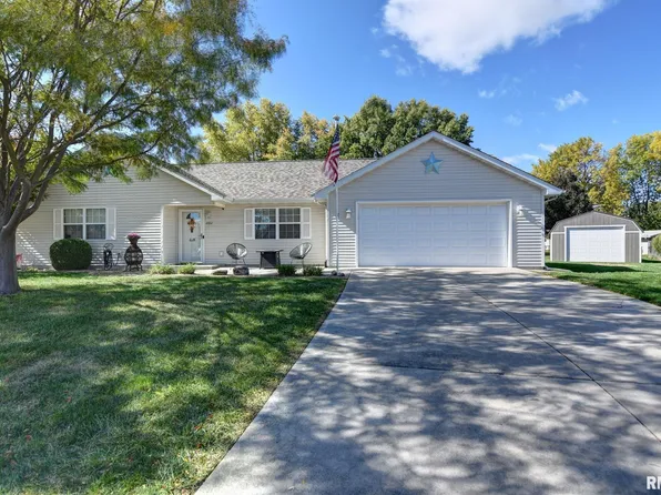 2211 White Oaks Dr, Taylorville, IL 62568