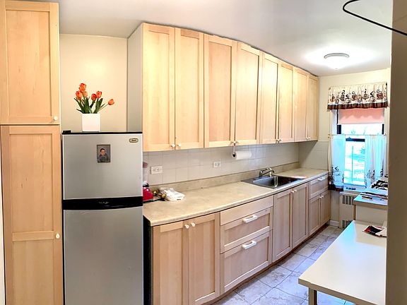 5th image of 2555 Batchelder St APT 1A