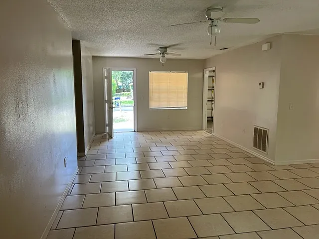 3 Bedroom - $1000 — Photo 2