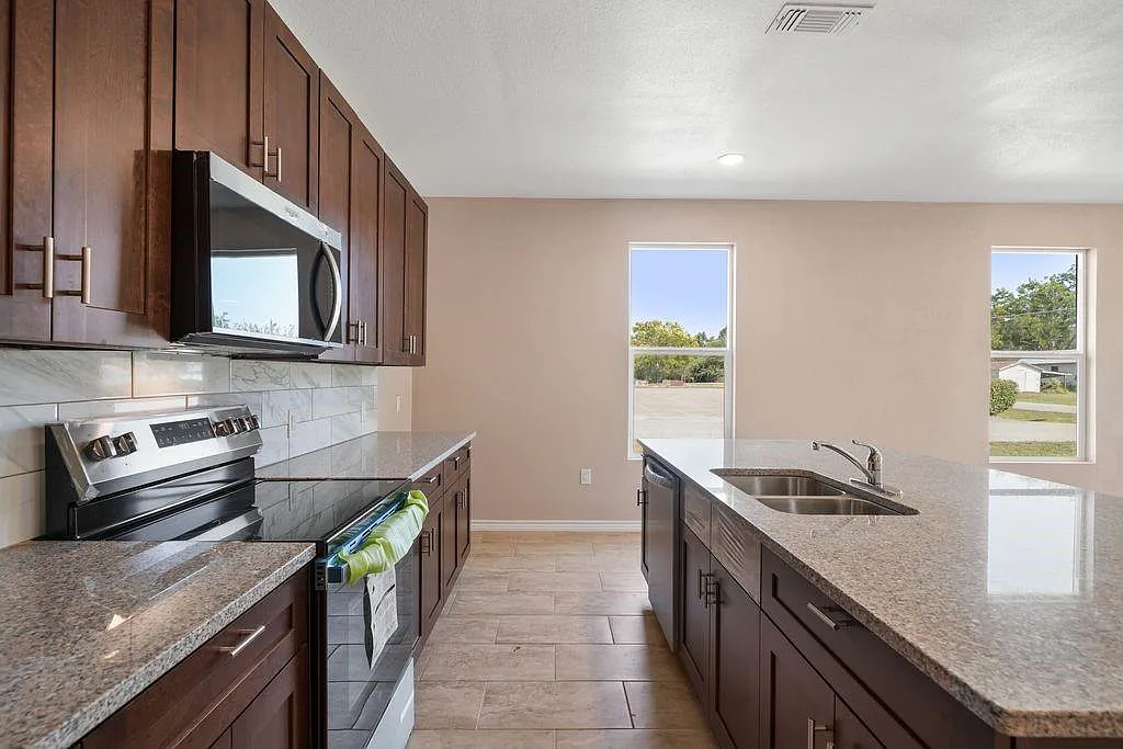 3 bed, 2.0 bath, $2,800 — Photo 4