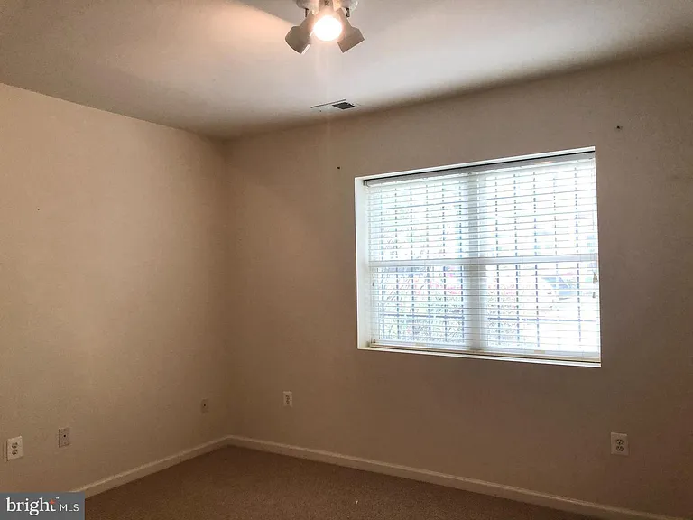 556 Longhorn Cres — Photo 12