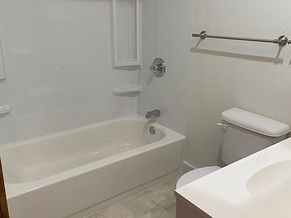 4th image of 621 W 14th St