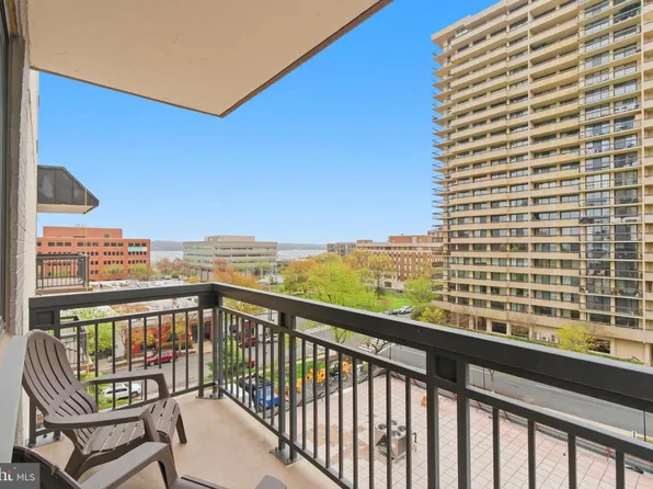 801 N Pitt St APT 618, Alexandria, VA 22314