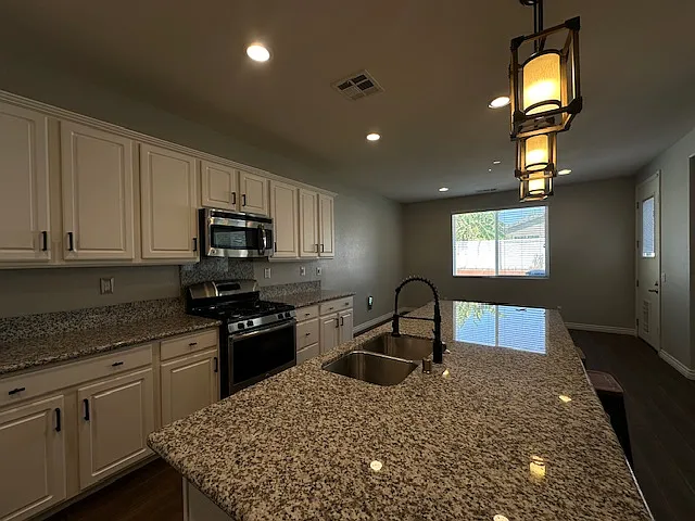 5 bed, 2627 sqft, $3,200 — Photo 2