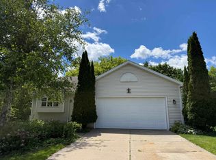 819 Spellman St, Mount Horeb, WI 53572