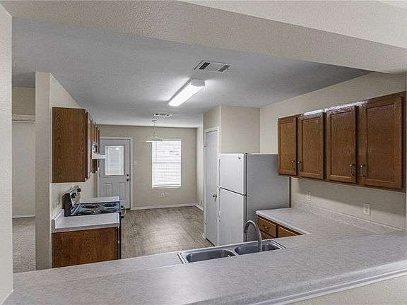 5th image of 200 Madison Ln