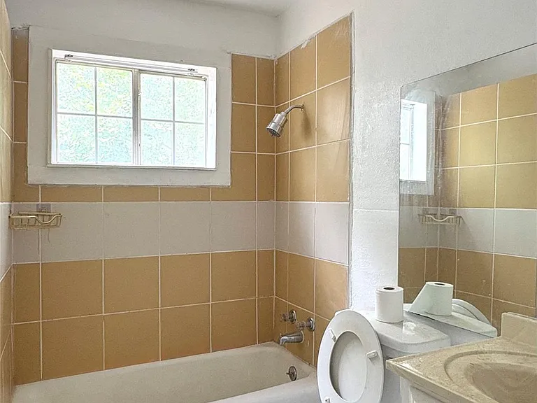 1184 1/2 Sol Wilson Ave — Photo 11