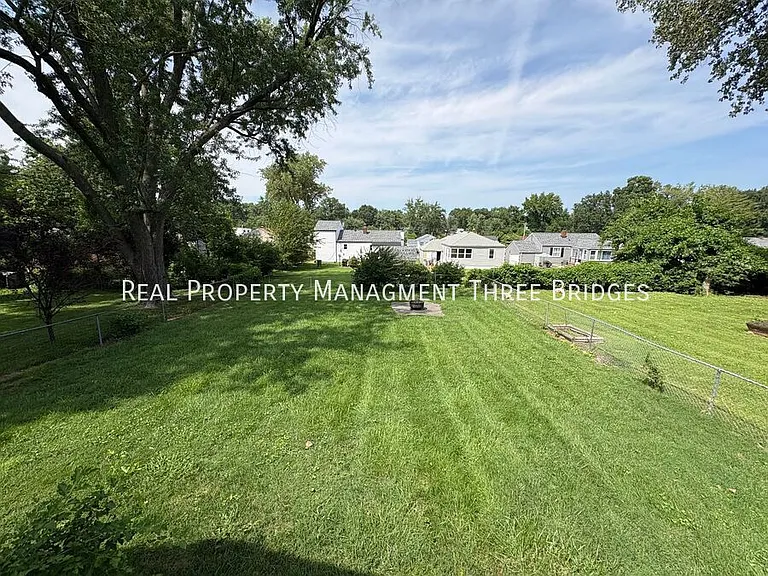 10335 Lackland Rd — Photo 5