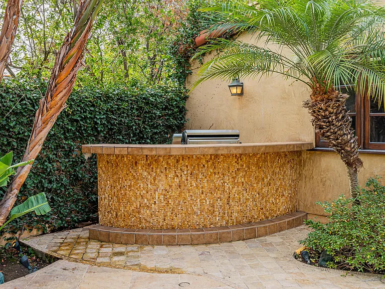 305 N Palm Dr — Photo 54