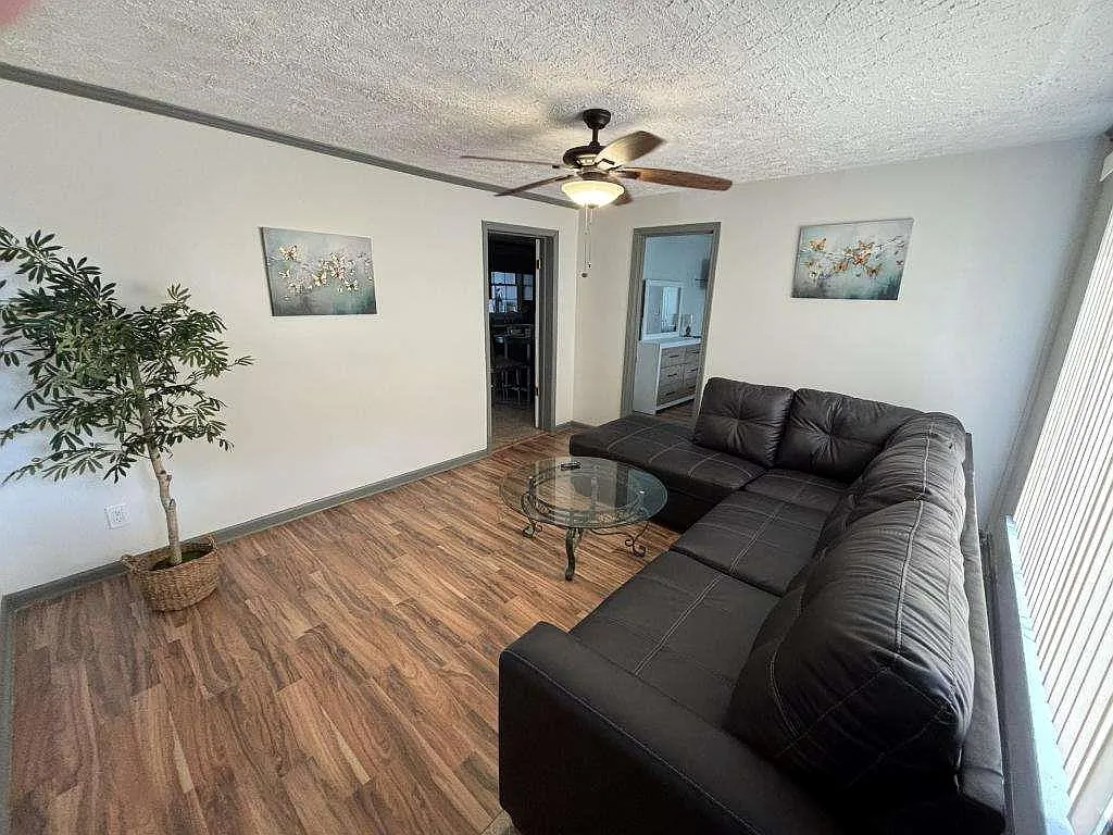 2 bed, 2.0 bath, 1000 sqft, $2,395 — Photo 3
