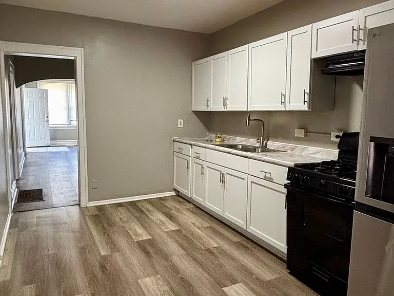 4430 Broadway — Photo 2