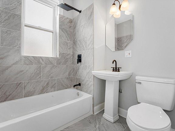 5th image of 957 N Central Park Ave