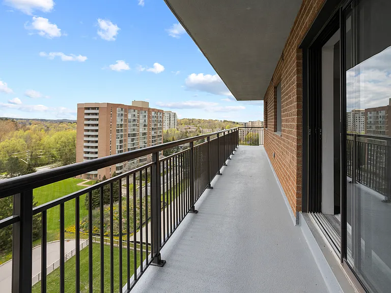 25 Westmount Rd N — Photo 8