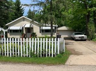 W4090 Woodland Dr, Lake Geneva, WI 53147