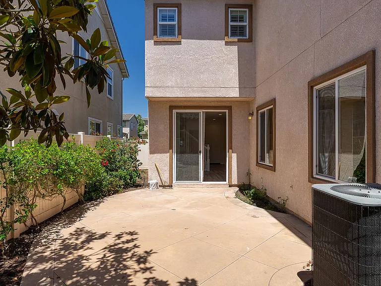 326 Lakeview Ct — Photo 12