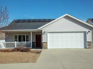 813 9th St, Charles City, IA 50616