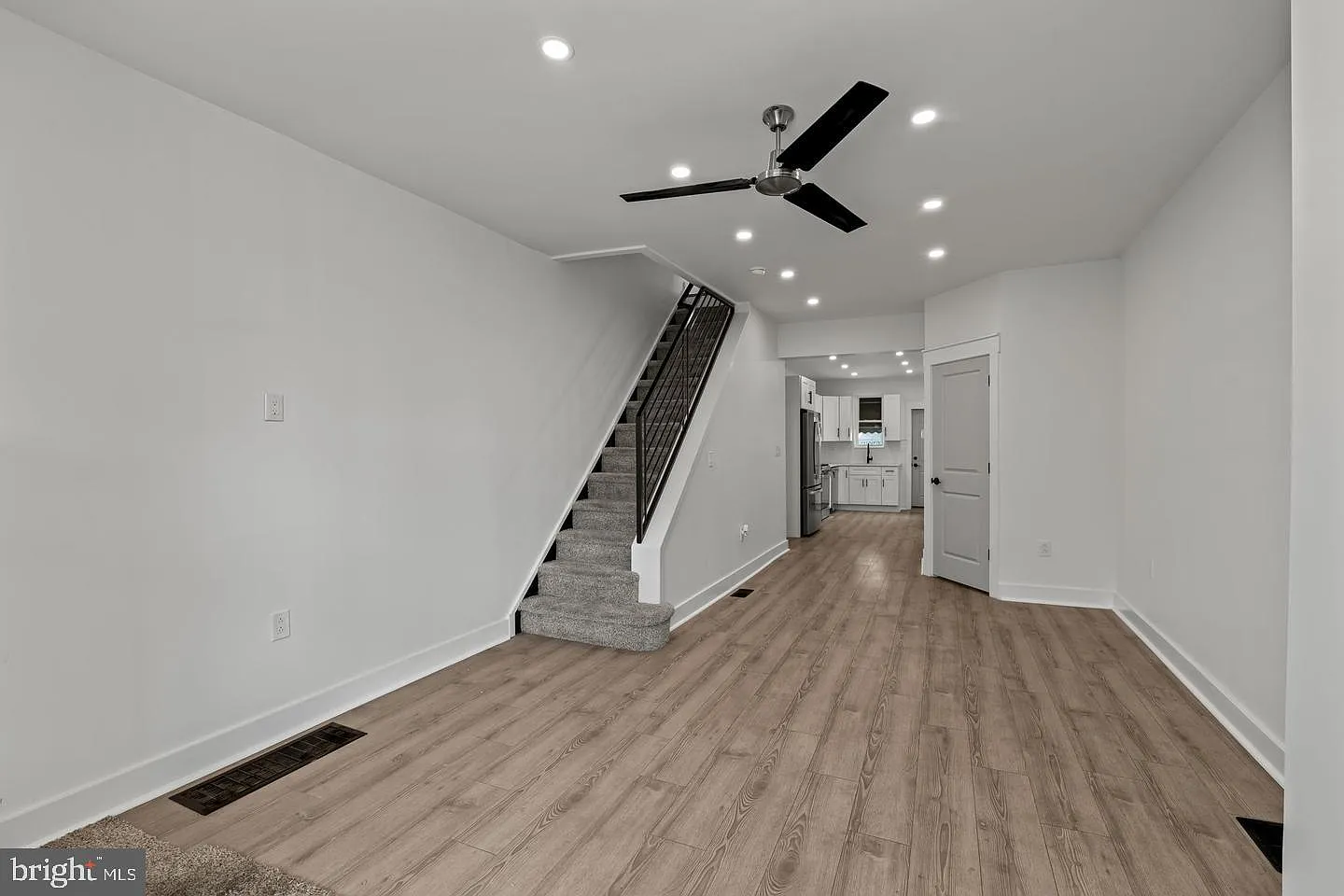 3 bed, 1.5 bath, 1094 sqft, $2,000 — Photo 4