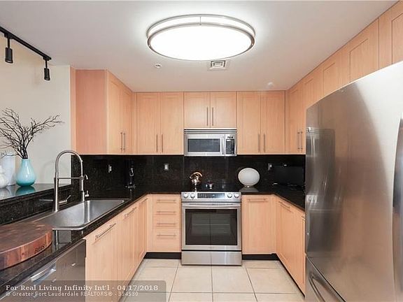 5th image of 511 SE 5th Ave APT 1613