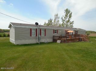 6824 E Lake Montcalm Rd, Edmore, MI 48829