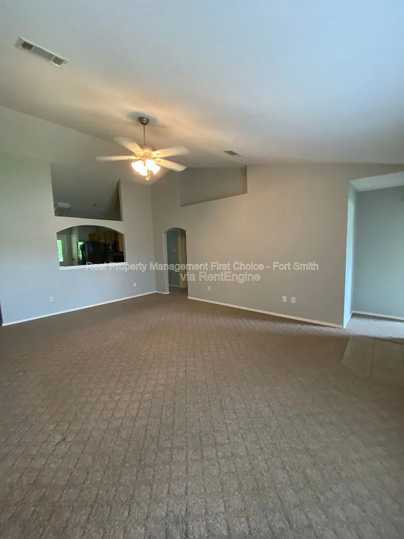 4 bed, 2.0 bath, 1696 sqft, $1,800 — Photo 3