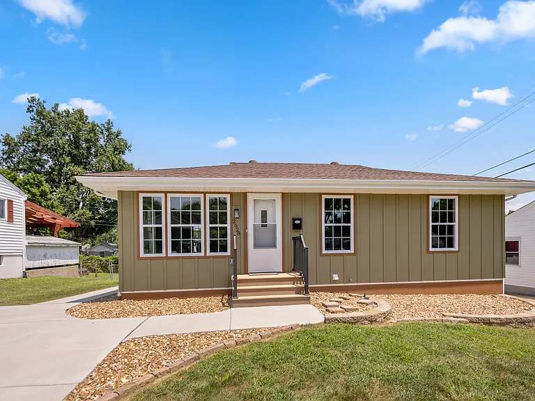 2628 Linden Pl — Photo 1