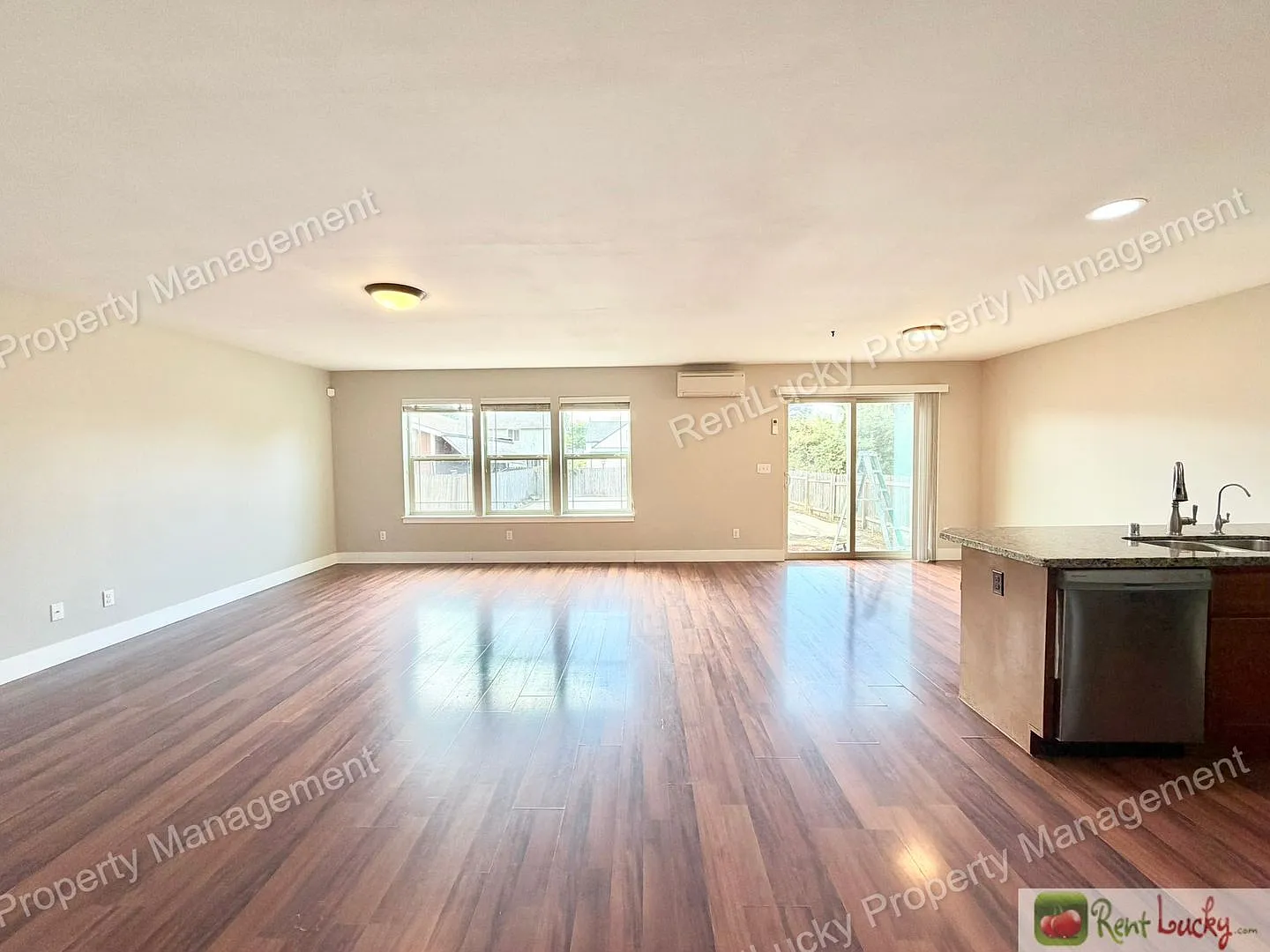 Great 4 Bedroom in Tacoma w/ Bonus Area and Beautiful Kitchen! — Photo 3