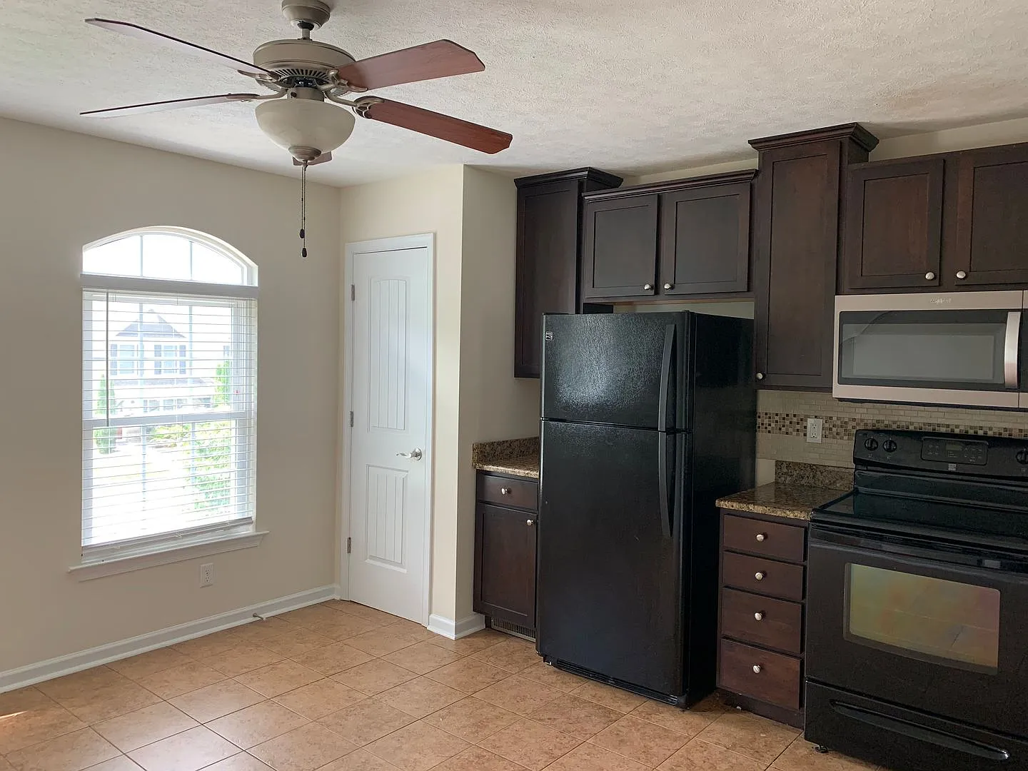 Three Level Townhome off Wards Road — Photo 2