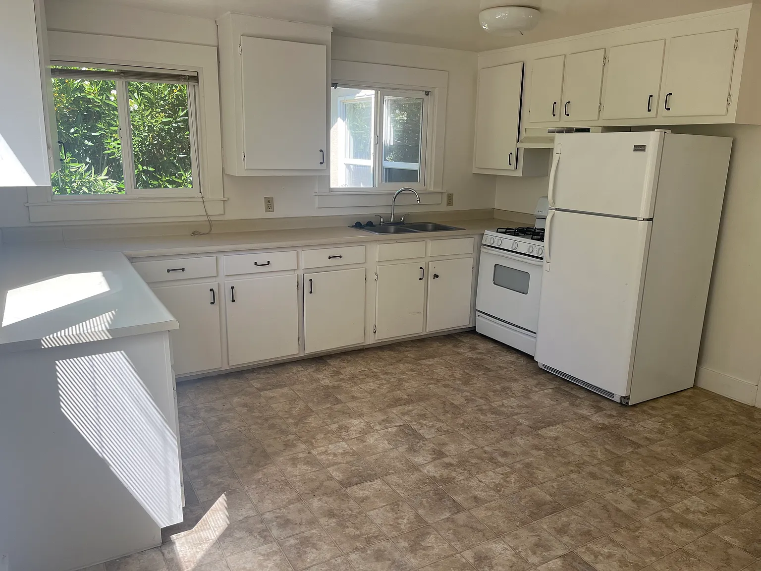 2 bed, 976 sqft, $2,700 — Photo 2