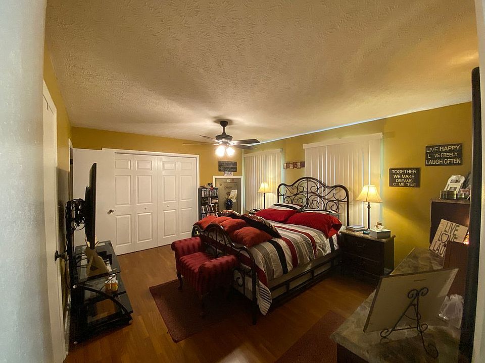 1st image of 39 N Peach St