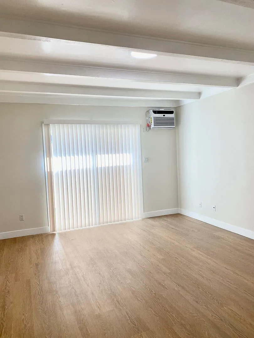 Clarington Ave 3710 — Photo 3