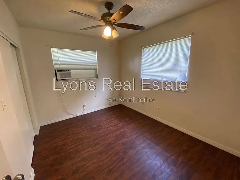7906 Suncoast Dr — Photo 13
