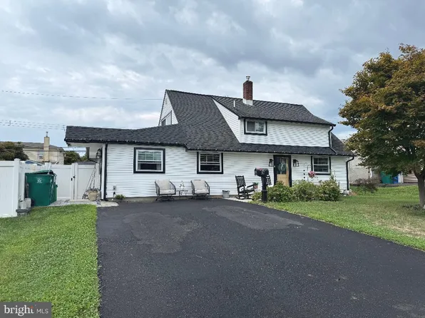 57 Greenbrier Rd, Levittown, PA 19057
