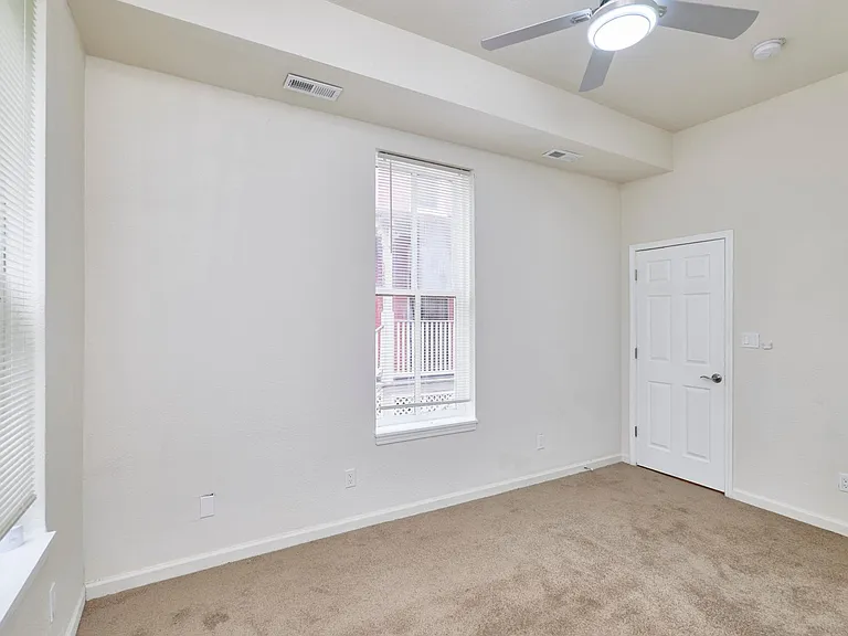 1421 N Park Pl — Photo 32