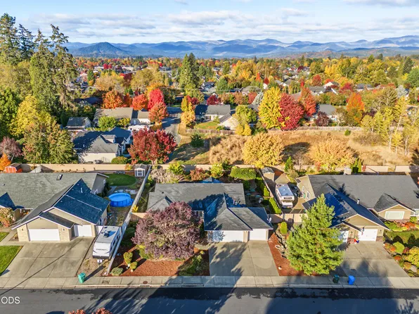 1196 Moon Glo Dr, Grants Pass, OR 97527